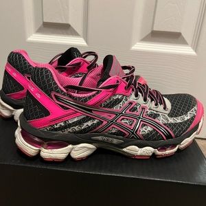 Womens size 8 ASICS tennis shoe